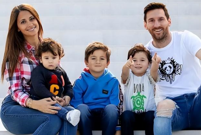 Messi y su familia.png